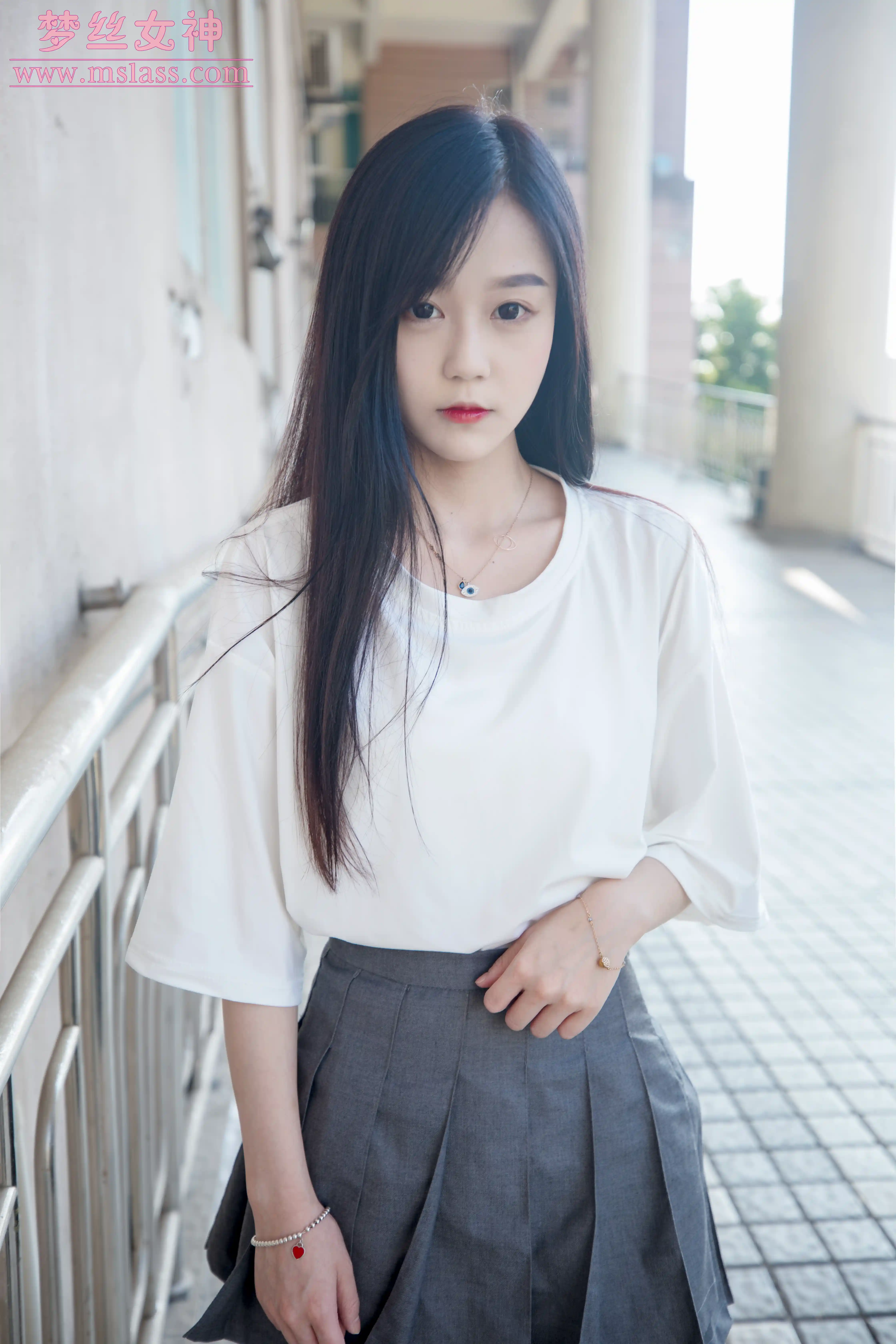 [MSLASS梦丝女神] 2019-06-14 NO.040 灵灵 甜静的明星脸 [63+1P／344MB]-第1张