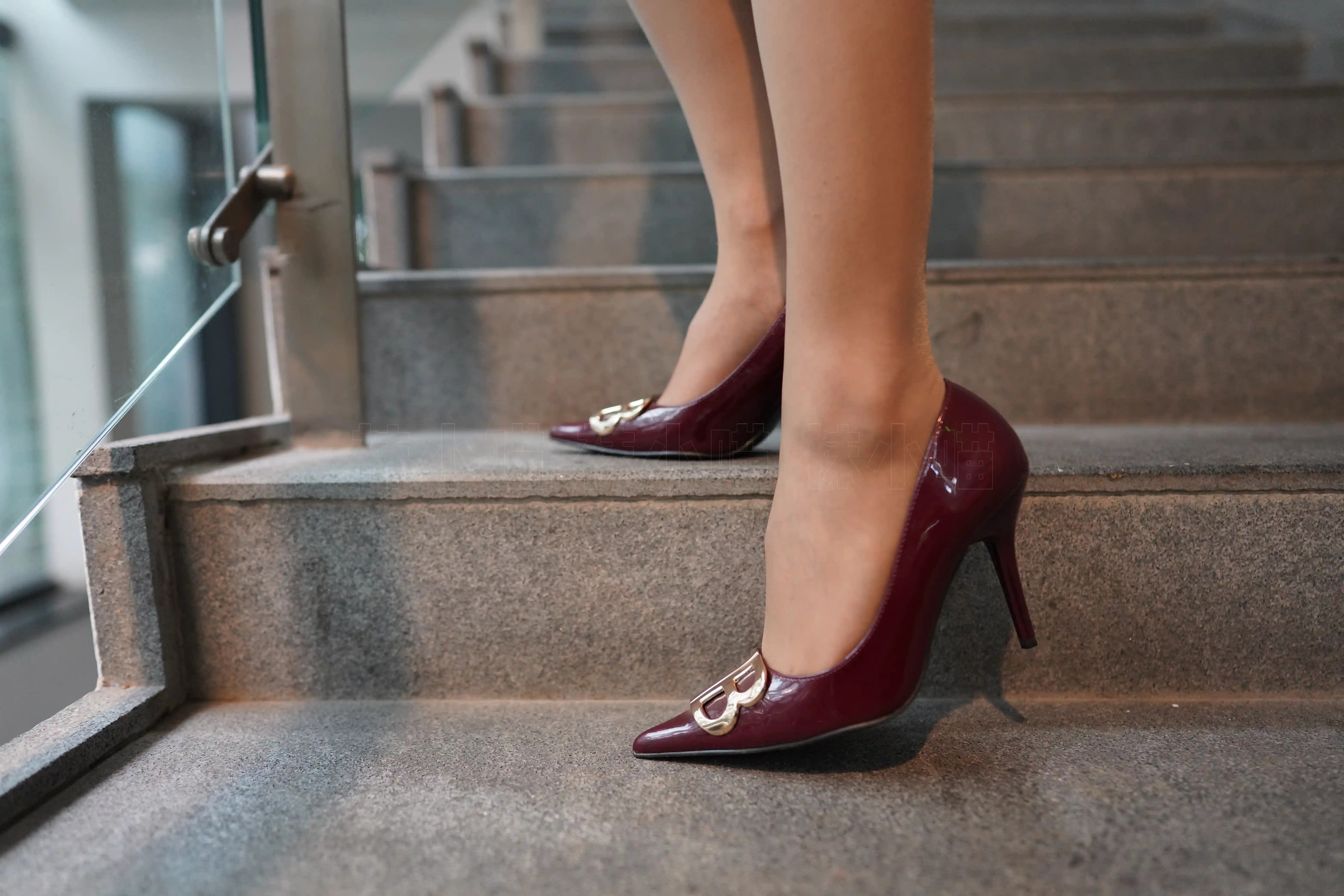 壹吻映画 YW013《素素·酒红皮裙》[89+1P+1V／1.6G]-第10张